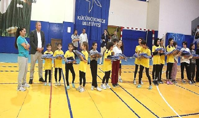 Küçükçekmece'de 3 Bin 600 Öğrenciye Spor Malzemesi Dağıtıldı