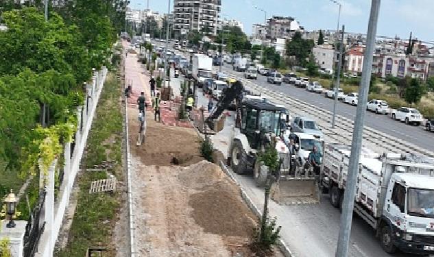 Büyükşehir Sakarya Bulvarı'nda kaldırımları yeniliyor