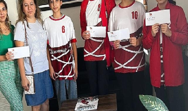 Kemer Belediyesi'nden Badminton Sporcularına Ulaşım Desteği