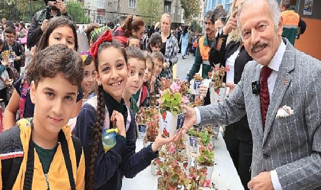 Bayrampaşa'da okullar begonya ile renklendi