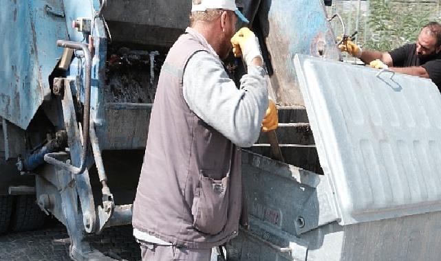 Bergama Belediyesi Çöp Konteynerlerini Temizliyor