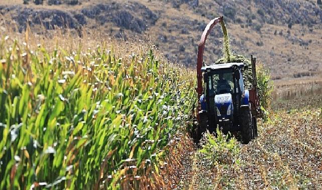 Büyükşehir Belediyesi Korkuteli Taşkesiği Mahallesi'ne Silaj Makinesi Hibe Etti