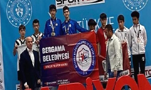 Bergama Belediyesi Badminton Takımı Başarıdan Başarıya Koşuyor