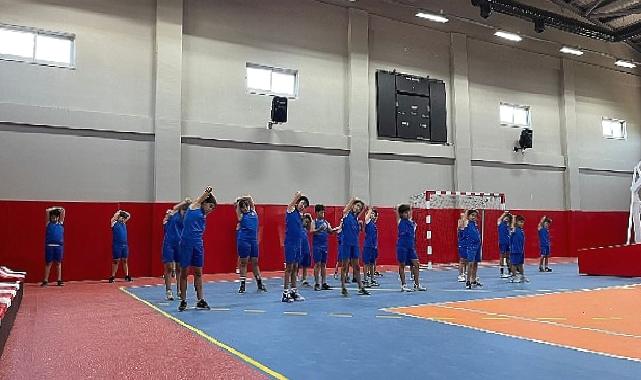 Kaş Ova Spor Salonu'nda spor kursları düzenleniyor