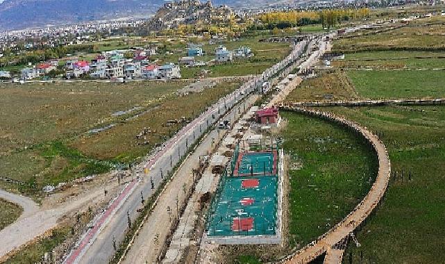 Van sahi yolu'nda peyzaj ve ağaçlandırma çalışması sürüyor