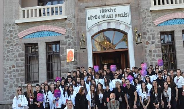 Toçev, cumhuriyet'in 100.yılında 100 çocuk ile birlikte Atatürk'ün huzuruna çıktı