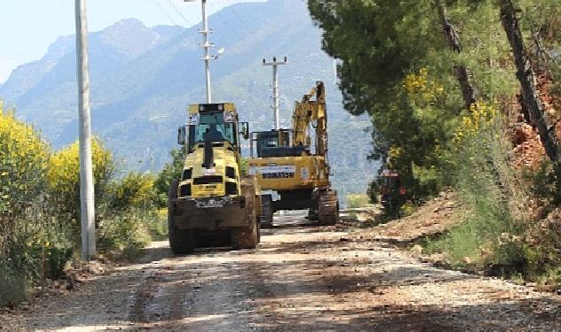 Kumluca'da Erentepe grup yolunda asfalt öncesi hazırlık