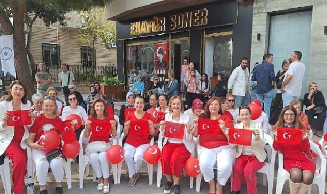 İzmir 100.yıla özel 100 türk kadınından 100 türk bayrağı