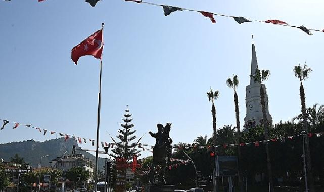 Kemer bayraklarla donatıldı