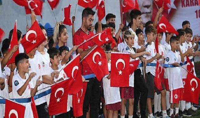 Karabağlar Belediyesi'nin düzenlediği futbol turnuvası yoğun ilgiyle gerçekleştirildi