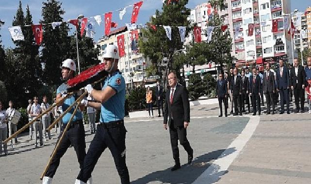 Antalya Büyükşehir'de Atatürk Anıtı'na çelenk sunma töreni