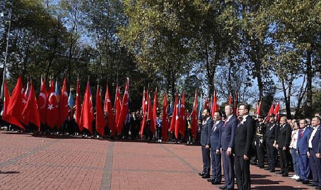 29 Ekim Cumhuriyet Bayramı'nın 100. yıldönümü kutlamaları, bugün Atatürk anıtı önünde düzenlenen çelenk sunma töreniyle başladı.