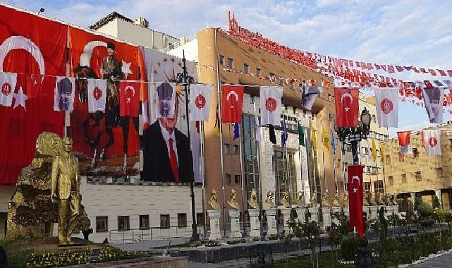 Keçiören'in cadde ve sokakları cumhuriyet'in 100.yılı kutlamaları için bayraklarla donatıldı