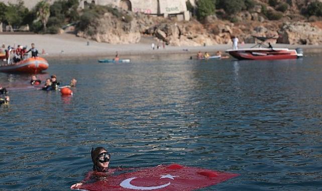 Dünya rekortmeni Şahika Ercümen Antalya'da 100. Yıl için dalış yaptı