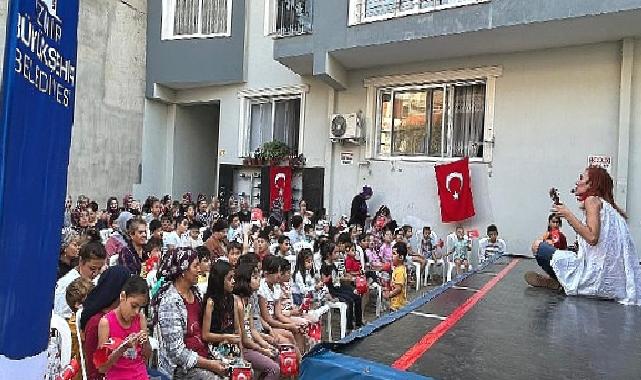 İzmirli minikler Cumhuriyet'in yeni yüzyılına 'merhaba' dedi