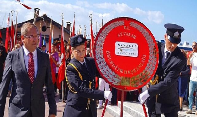 Ayvalıklılar cumhuriyetin 100.yıl dönümü için coşkuyla yürüdü