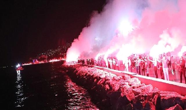 Gemlik'te binlerce meşale Cumhuriyet için yakıldı.