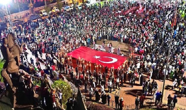 İnegöl'de 100. Yıl Coşkusu Caddelere Sığmadı