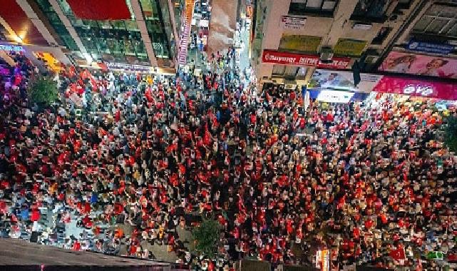 Binlerce Karşıyakalı Cumhuriyet aşkıyla sel oldu, sokaklara döküldü