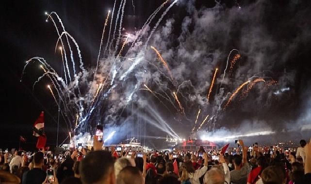 İzmir Cumhuriyet kutlamalarıyla adını tarihe yazdı