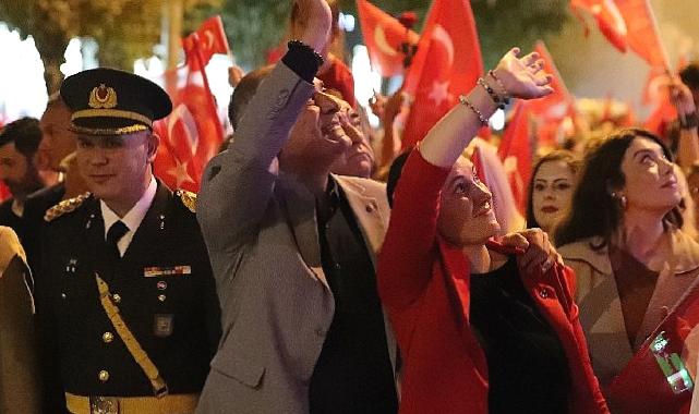 Gemlik'te Cumhuriyet Coşkusu Cadde ve Meydanlara Sığmadı