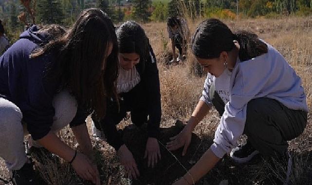 Ereğli'de Lise Medeniyet Akademisi ve Bilgehane Öğrencileri Cumhuriyet'in 100. Yılında 100 Fidanı Toprakla Buluşturdu