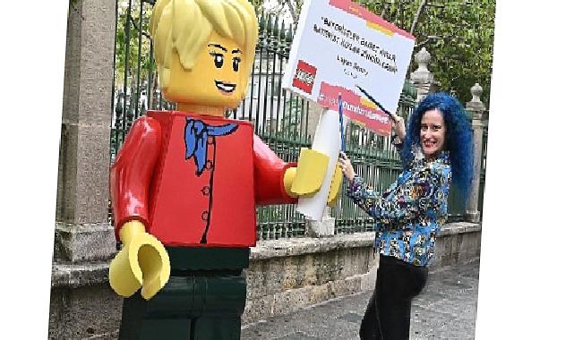 Dev LEGO® minifigürleri kızlara ilham vermek için sokağa çıktı!