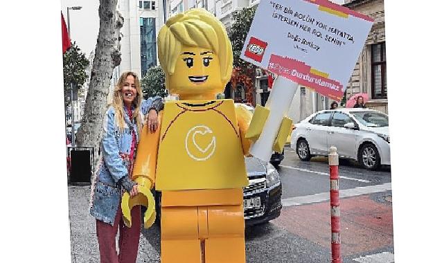 Dev LEGO® minifigürleri kızlara ilham vermek için sokağa çıktı!