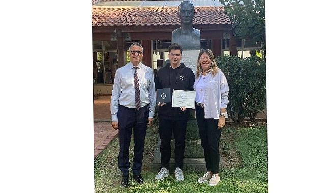 İzmir Amerikan Koleji öğrencisi, görme engelli bireyler için geliştirdiği uygulamayla Apple Challenge'ı kazandı  