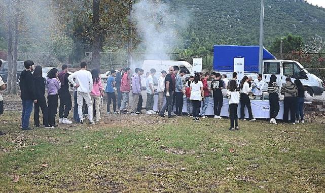 Başkan Topaloğlu'ndan öğrencilere mangal partisi