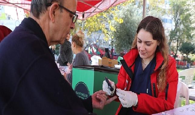 Gemlik Belediyesi, Dünya Diyabet Günü'nde Gemliklilerin kan şekerini ölçtü.