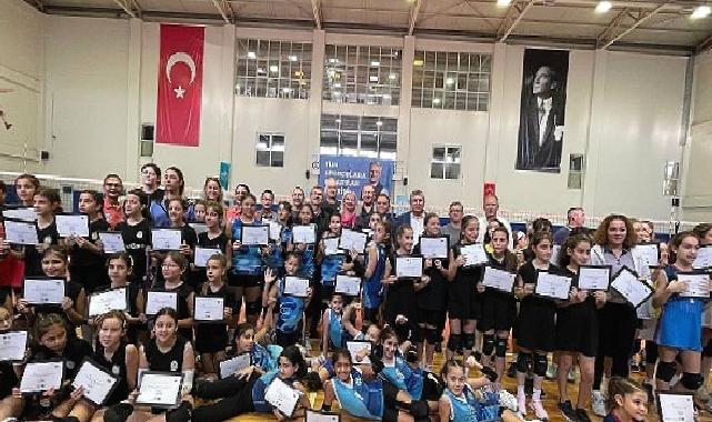 Voleybol Şenliği'nde 800 çocuk buluştu