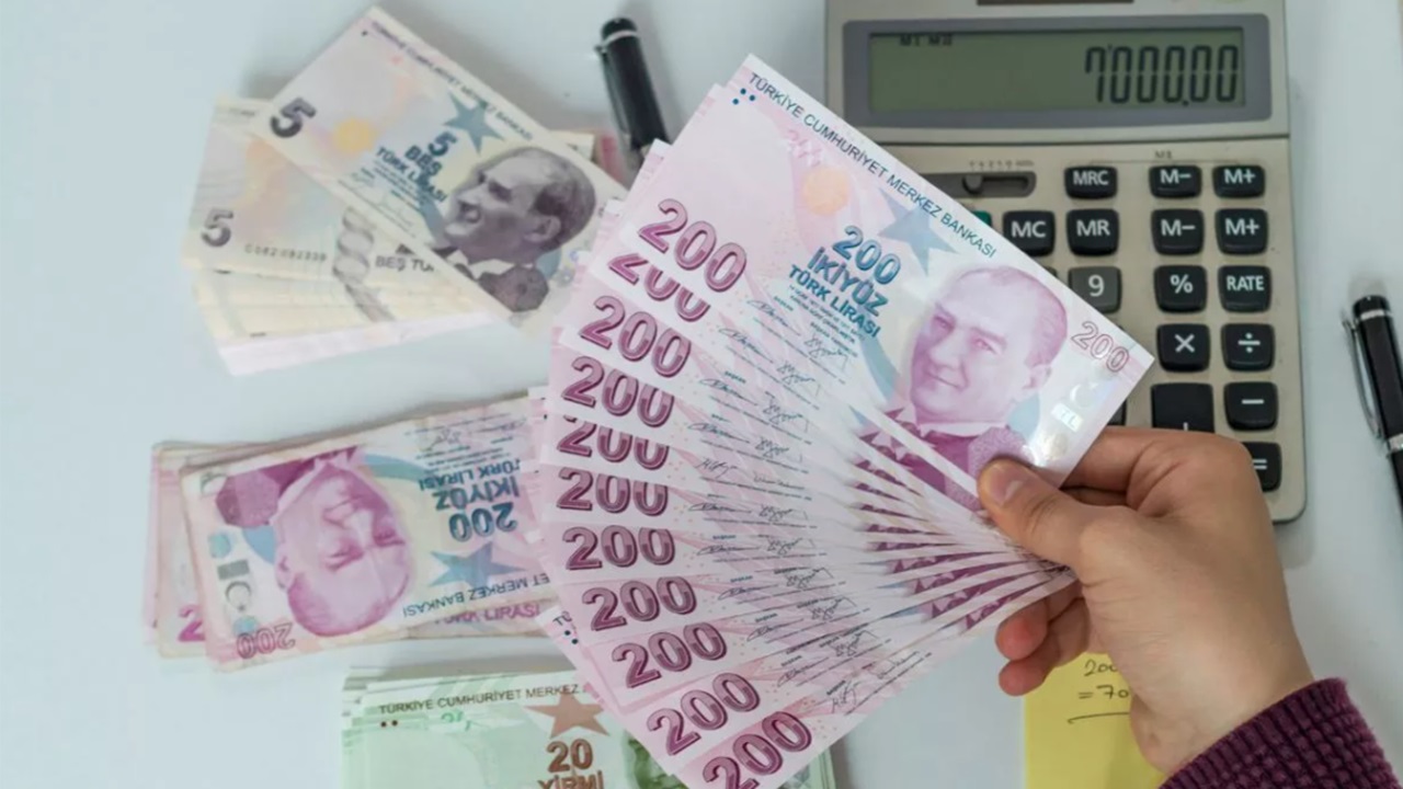 Asgari ücretli çalışana emekliye MART müjdesi geldi! O banka 50.000 TL trink hesaba yatıracak