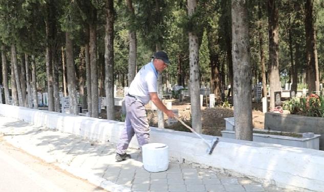 Burhaniye Belediyesi Mezarlıklar Bayrama Hazırlanıyor