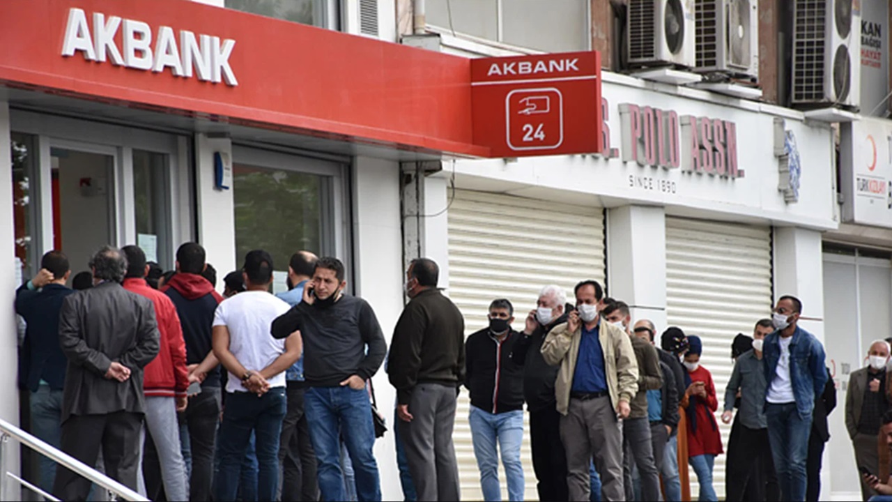 Akbank'dan Geceyarısı Bayram Özel Kredi Açıklaması Geldi! 99.000 TL Kredi Çekmek İçin Nasıl Başvuru Yapılır?