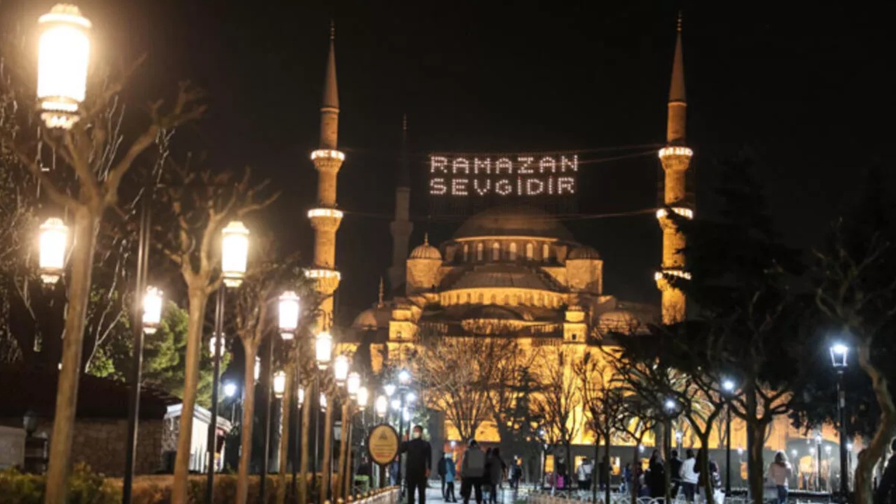 Arefe Günü ayın kaçında? 2025 Ramazan Ayı son oruc hangi gün?