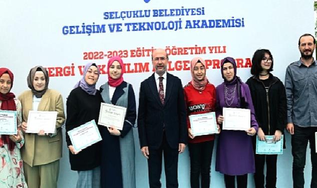 Törende kursiyerler sertifikalarını Selçuklu Belediye Başkanı Ahmet Pekyatırmacı ve Selçuklu İlçe Milli Eğitim Müdürü Turan Kayacılar'ın elinden aldı