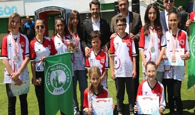 Sivas Belediyesi tarafından her yıl geleneksel olarak düzenlenen İlkokullar Arası Futbol Turnuvası sona erdi