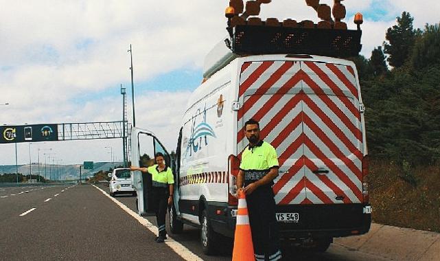 Yolları açık tutan otoyol çalışanlarının güvenliği sürücülerin elinde