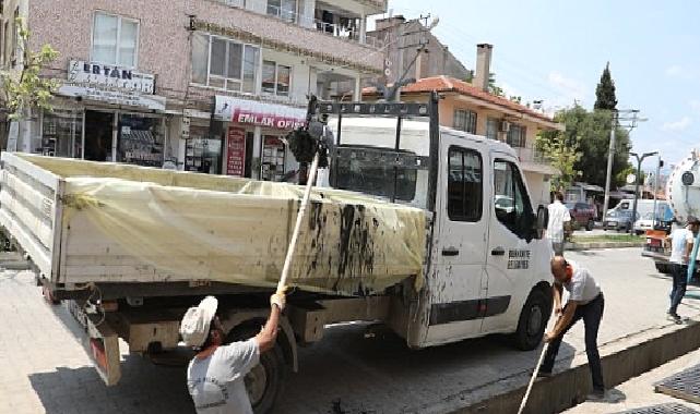 Burhaniye'de mazgal ve kanal temizliği devam ediyor 