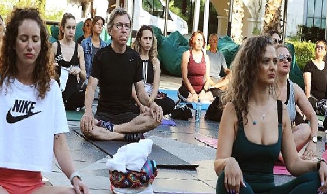 Karşıyaka'da en uzun güne yoga ile başladılar