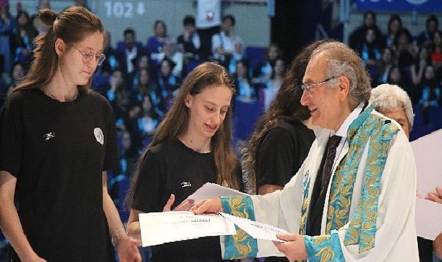 Üsküdar Üniversitesi 10. Mezunlarını uğurladı