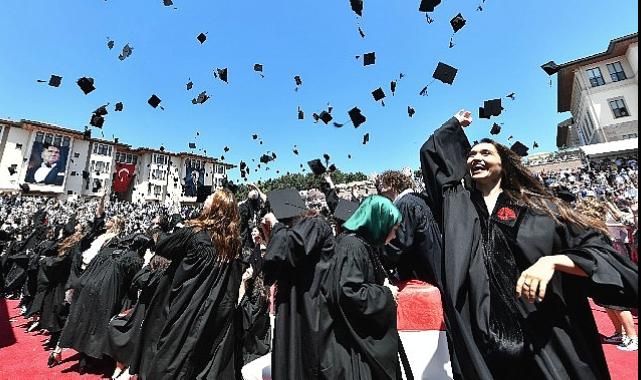 Koç Üniversitesi 29'uncu Dönem Mezunlarını Verdi