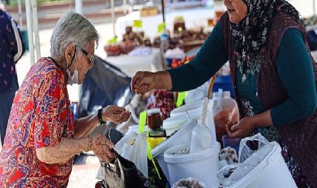 Karşıyaka'da atalık tohumların mahsulleri tezgahları süsledi