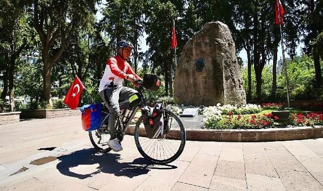 Cumhuriyet'in 100. yılı anısına Sivas'tan Karşıyaka'ya pedalladı