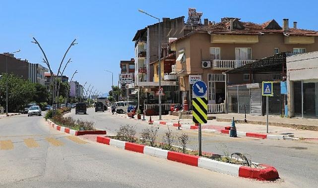 Menderes'te Kaldırımlar Kırmızı Beyaza Büründü