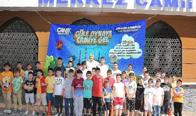 Canik'te Camiye Gelen Çocuklar Hediyelerin Sahibi Olacak