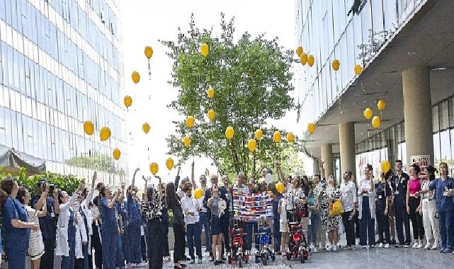 Koç Üniversitesi Hastanesi Çocukluk Çağı Kanserleri Farkındalığı için Jim Clarahan'ı Ağırladı