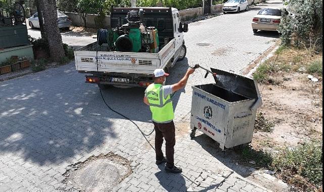 Burhaniye Belediyesi Sağlık İşleri Müdürlüğü ekipleri 12 Kişi ve 5 araç ile yılın 12 ayı yaptığı ilaçlama çalışmalarına yaz sezonunda hız kazandırdı.