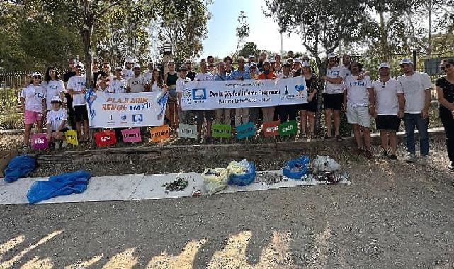 İzmir'de gençlerden deniz çöpü izleme etkinliği